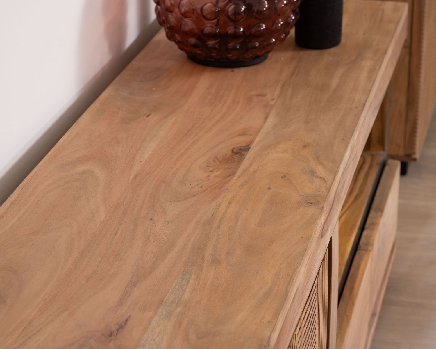 Mobile TV contemporaneo da 145 cm in acacia con bordo nero "Lumino" illuminazione LED a nicchia