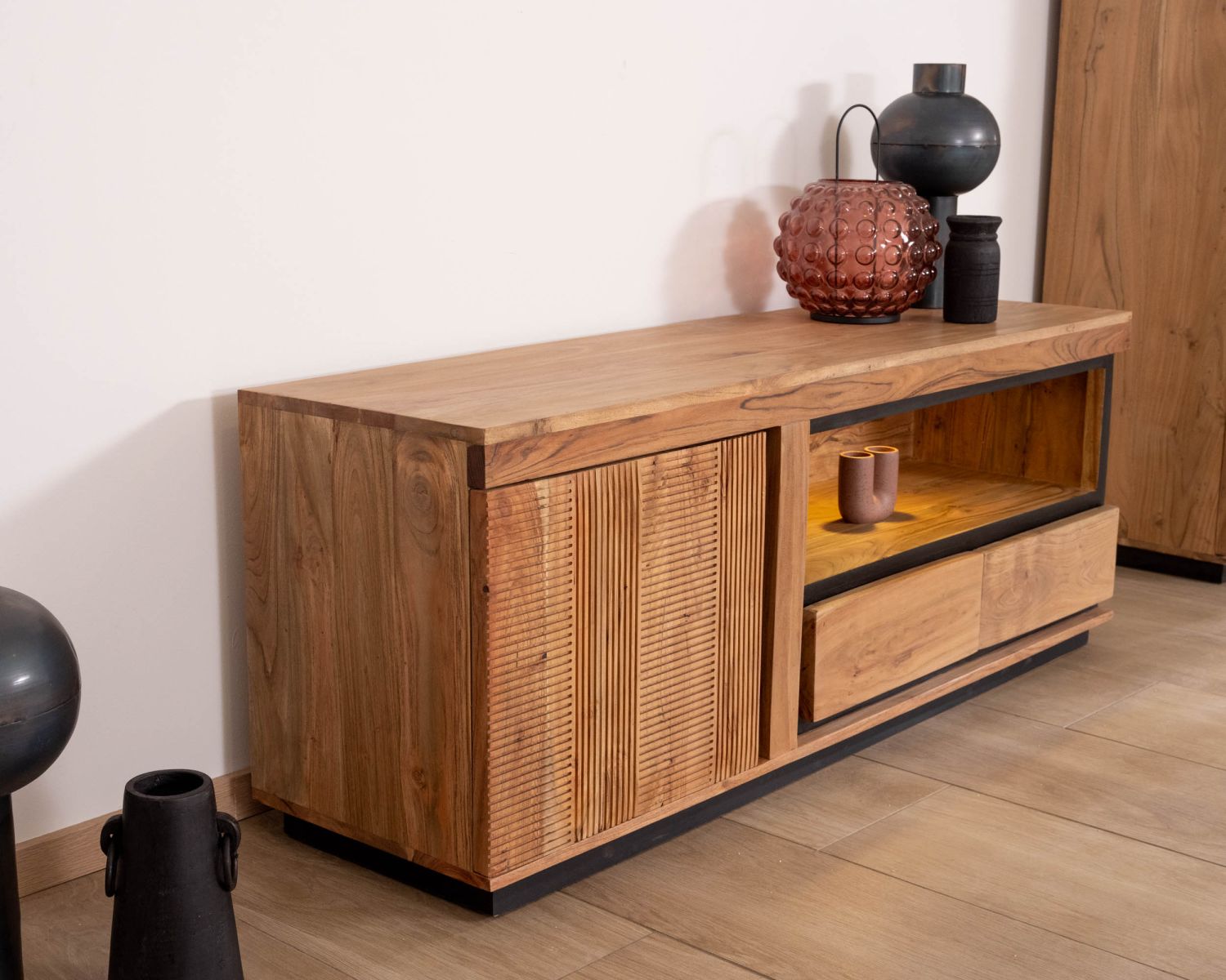 Mobile TV contemporaneo da 145 cm in acacia con bordo nero "Lumino" illuminazione LED a nicchia