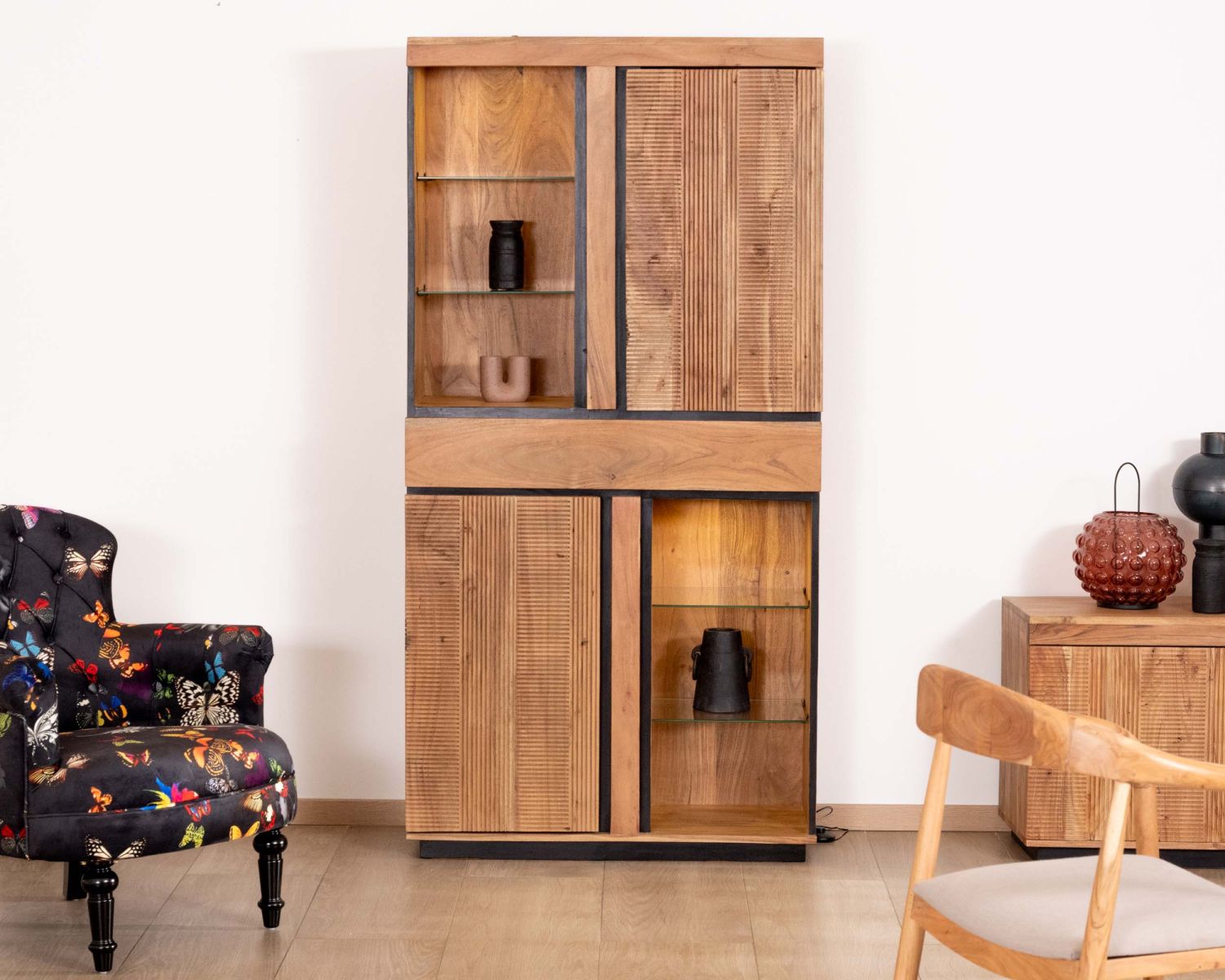 Mobile portavivande contemporaneo "Lumino" in acacia e bordi neri con ripiani in vetro e illuminazione a LED