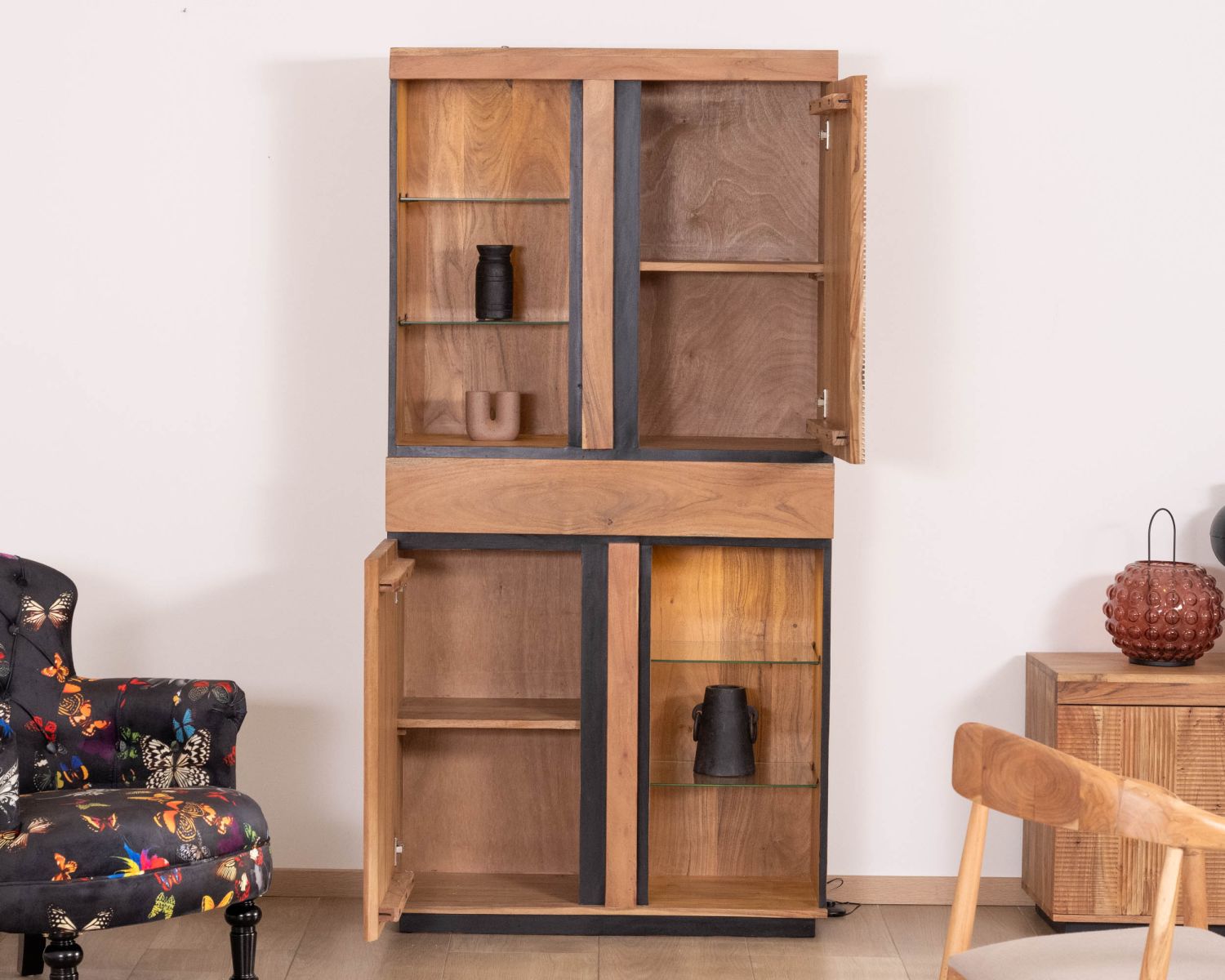 Mobile portavivande contemporaneo "Lumino" in acacia e bordi neri con ripiani in vetro e illuminazione a LED