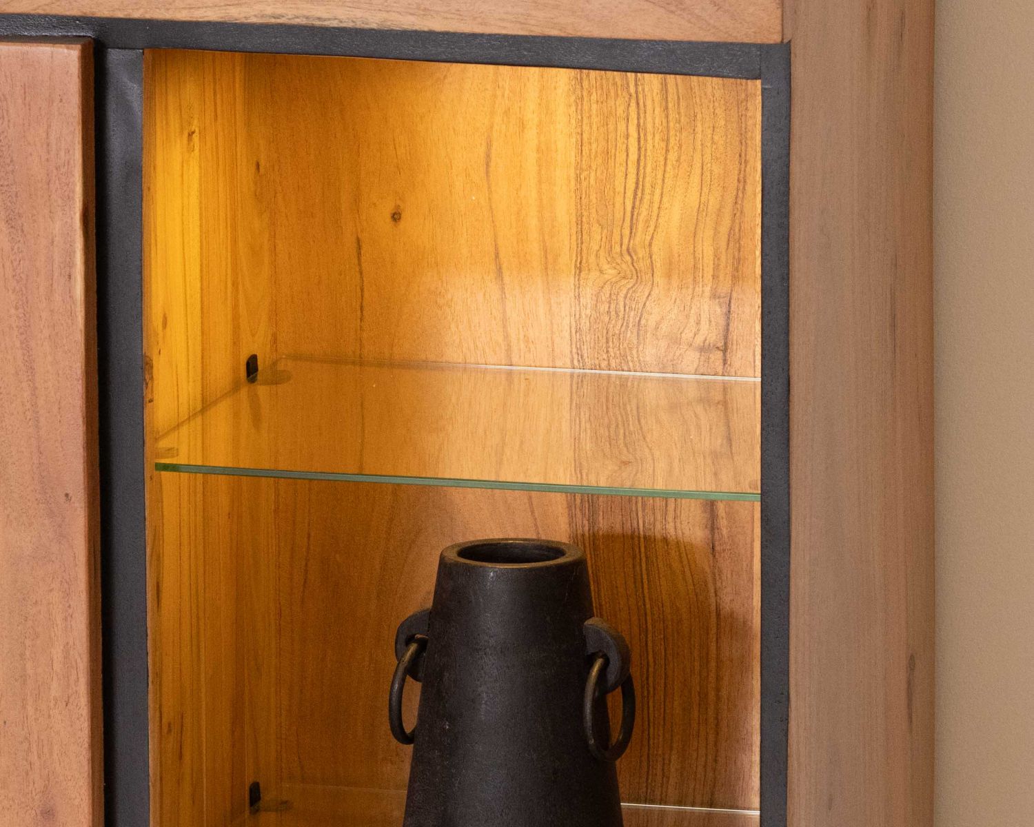 Mobile portavivande contemporaneo "Lumino" in acacia e bordi neri con ripiani in vetro e illuminazione a LED