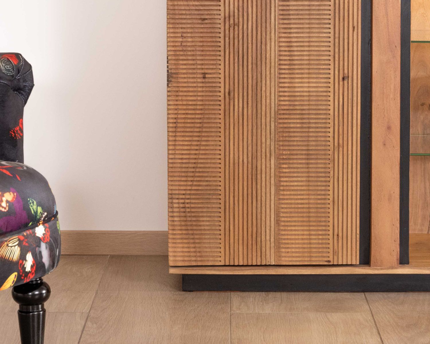 Mobile portavivande contemporaneo "Lumino" in acacia e bordi neri con ripiani in vetro e illuminazione a LED