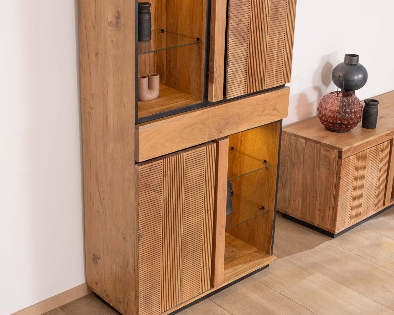 Mobile portavivande contemporaneo "Lumino" in acacia e bordi neri con ripiani in vetro e illuminazione a LED