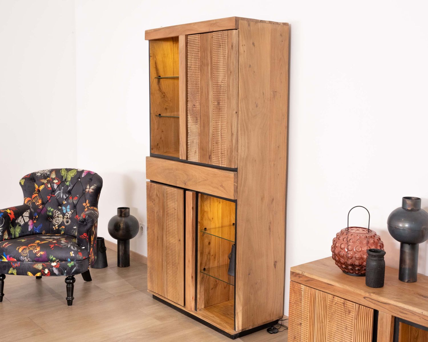 Mobile portavivande contemporaneo "Lumino" in acacia e bordi neri con ripiani in vetro e illuminazione a LED