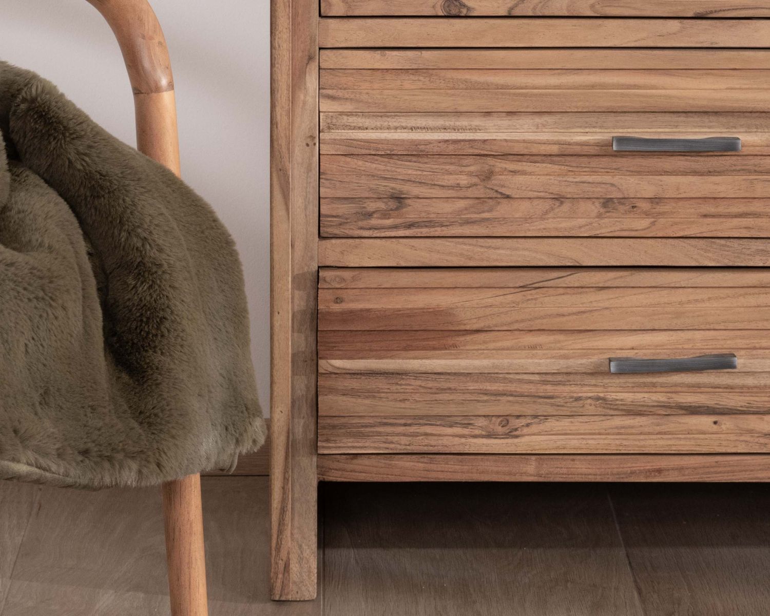 Cassettone a 7 cassetti "Conoa" in acacia con frontali scanalati