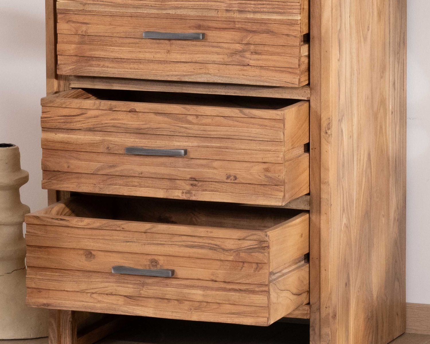 Cassettone verticale a 5 cassetti "Conoa" in acacia con frontali scanalati