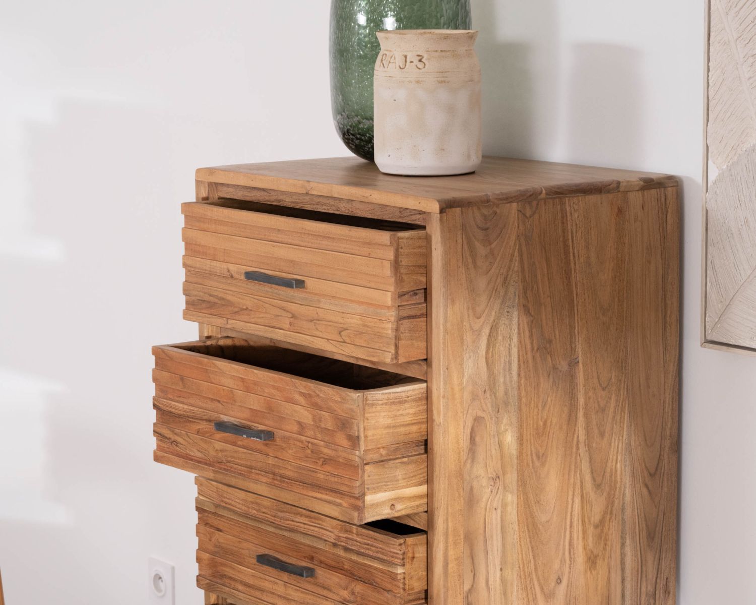 Cassettone verticale a 5 cassetti "Conoa" in acacia con frontali scanalati