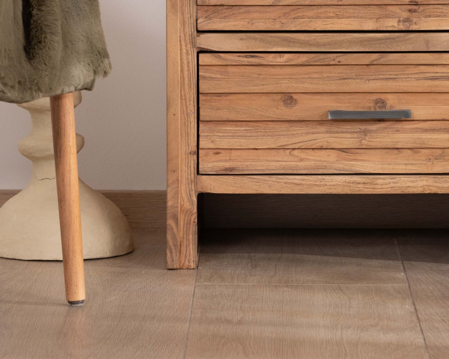 Cassettone verticale a 5 cassetti "Conoa" in acacia con frontali scanalati