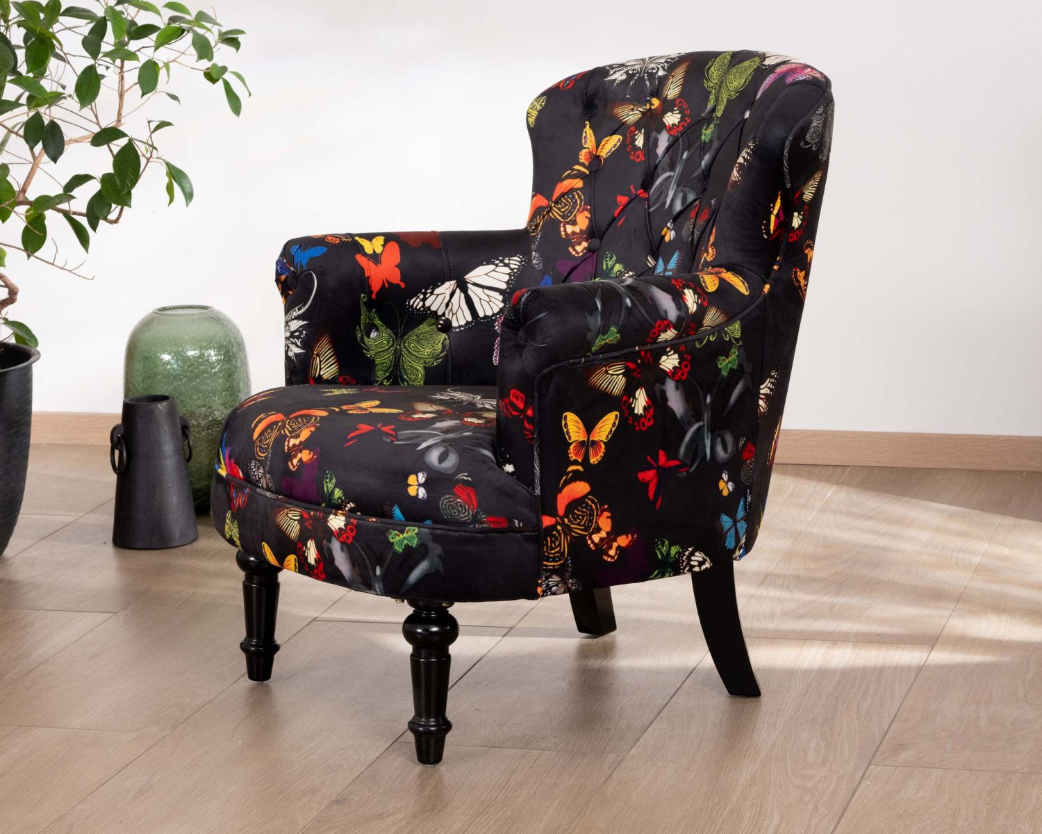 Poltroncina fantasia "Ysalie" con farfalle su sfondo nero