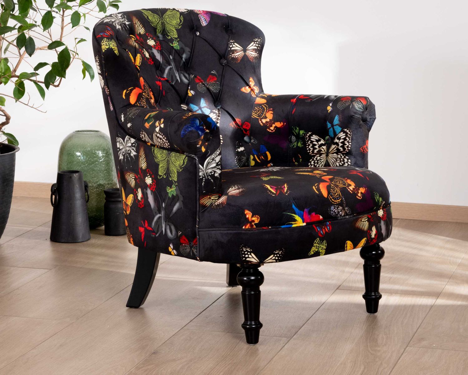 Poltroncina fantasia "Ysalie" con farfalle su sfondo nero