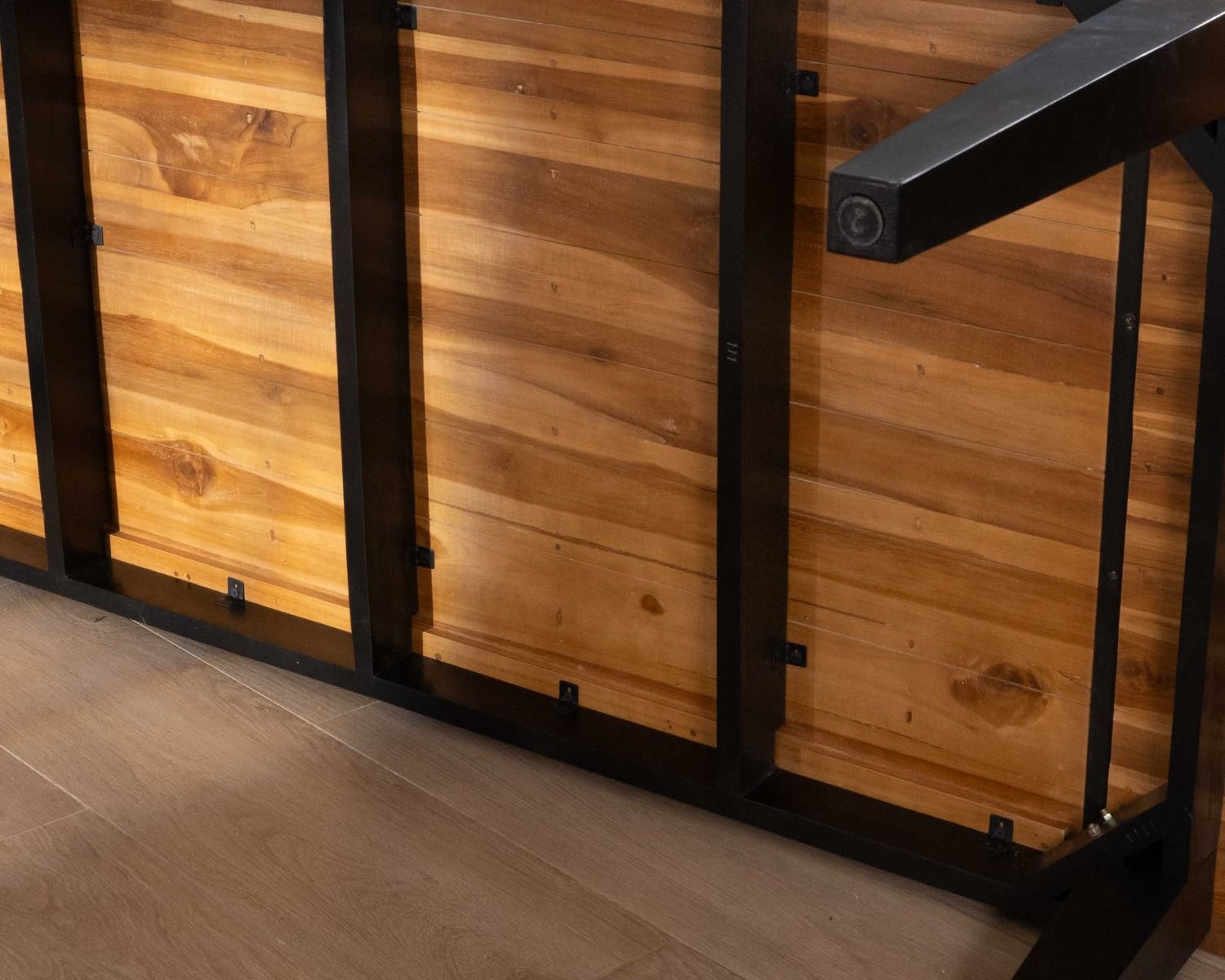 Tavolo da pranzo rettangolare in teak "Clarke" da 220 cm con gambe nere