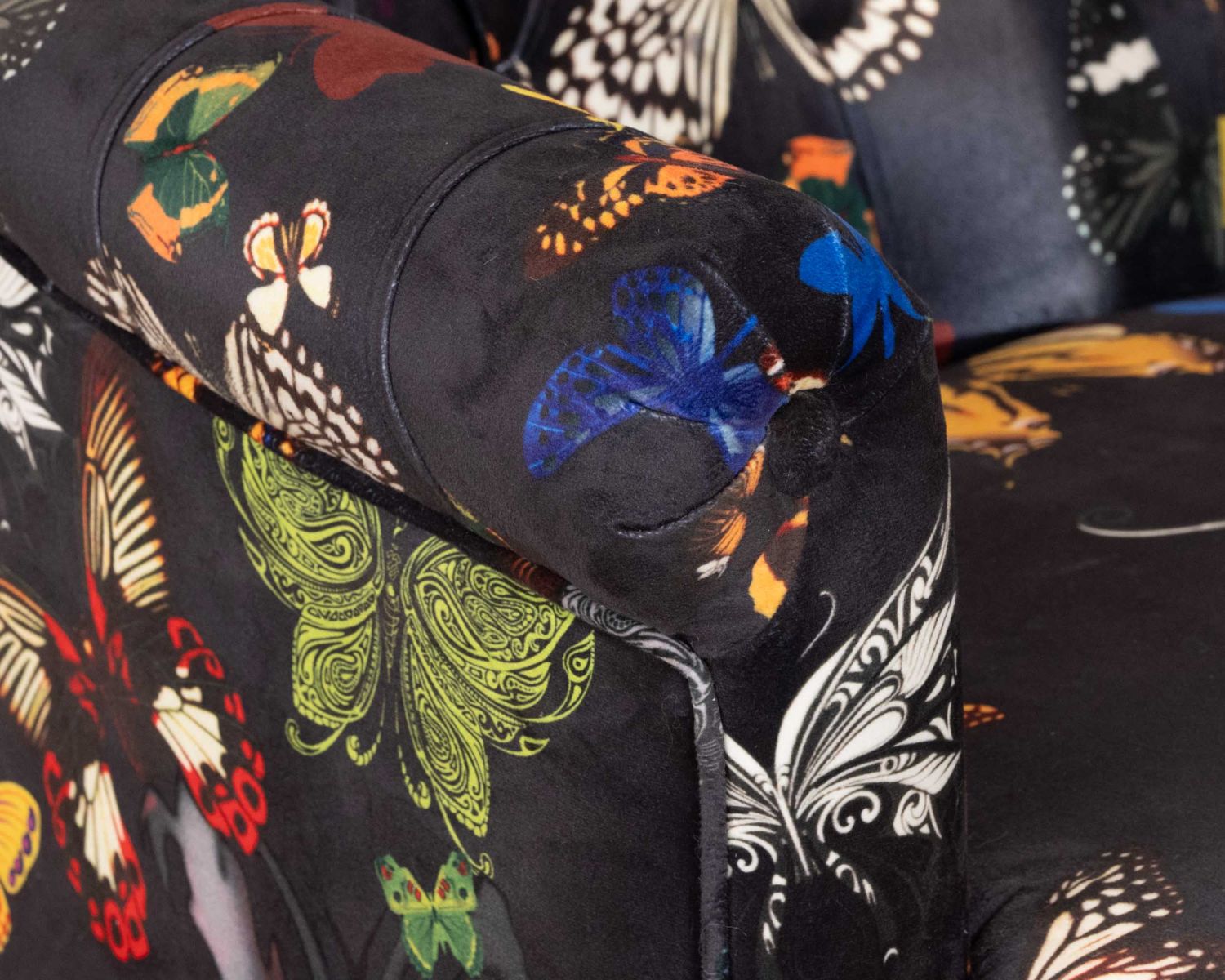 Poltroncina fantasia "Ysalie" con farfalle su sfondo nero