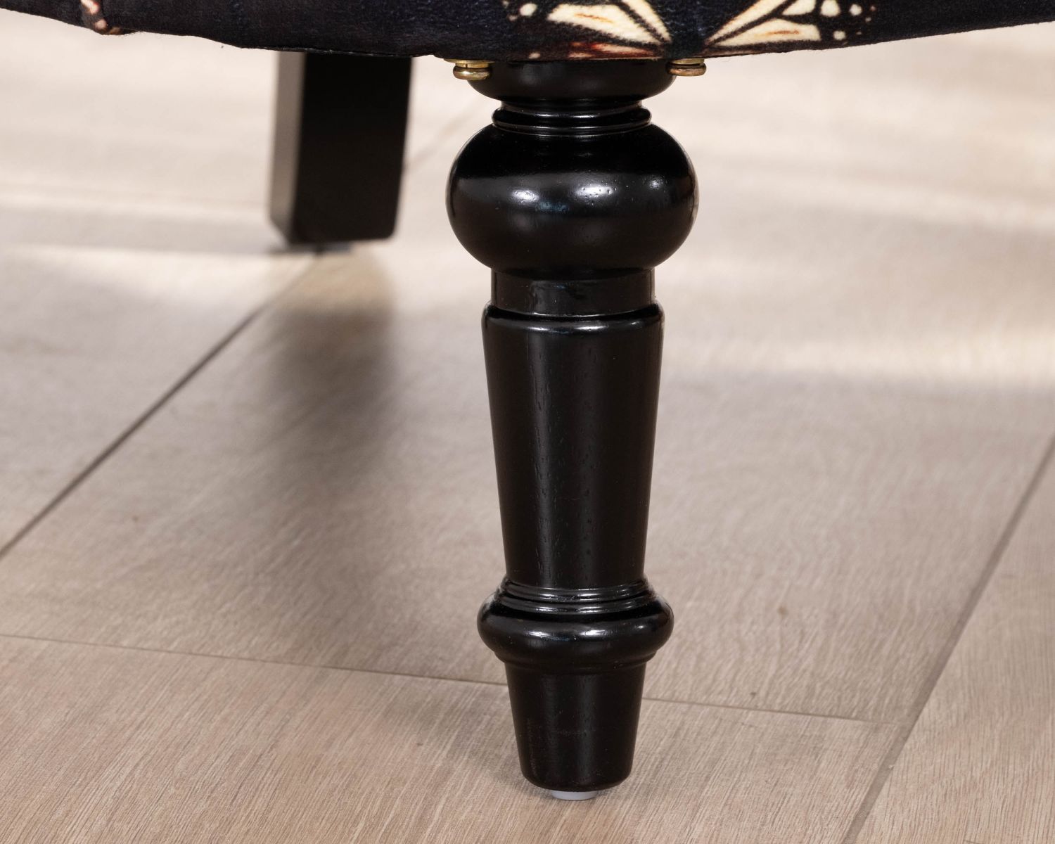 Poltroncina fantasia "Ysalie" con farfalle su sfondo nero