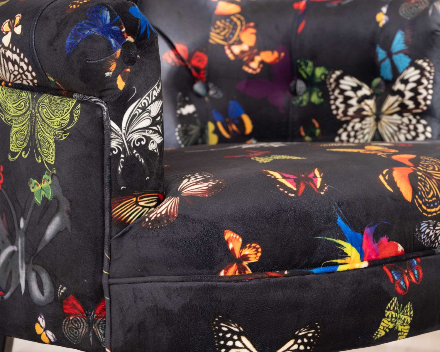 Poltroncina fantasia "Ysalie" con farfalle su sfondo nero