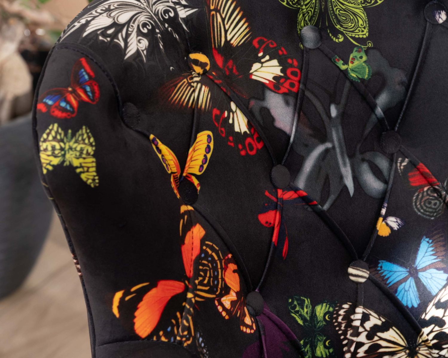 Poltroncina fantasia "Ysalie" con farfalle su sfondo nero