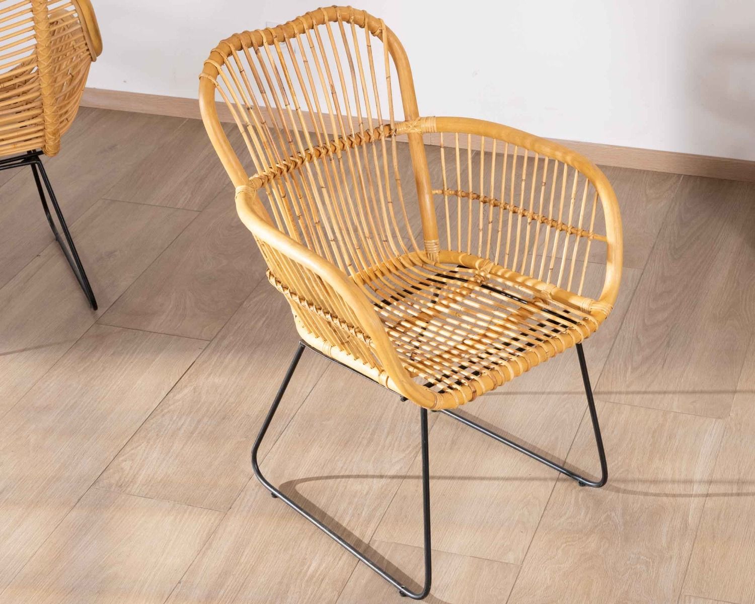 Set di 2 poltrone "Nabi" in rattan jawit e metallo nero