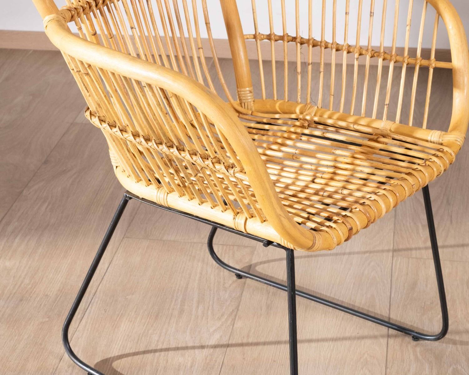 Set di 2 poltrone "Nabi" in rattan jawit e metallo nero