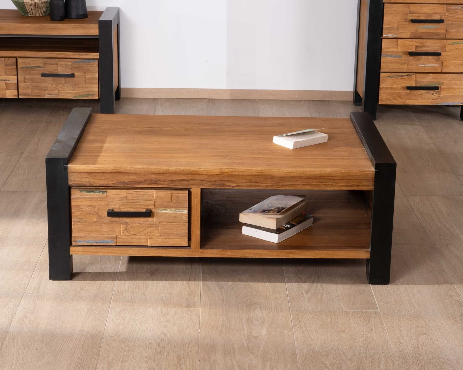 Tavolino in teak massiccio di recupero "Clarke" con cassetti