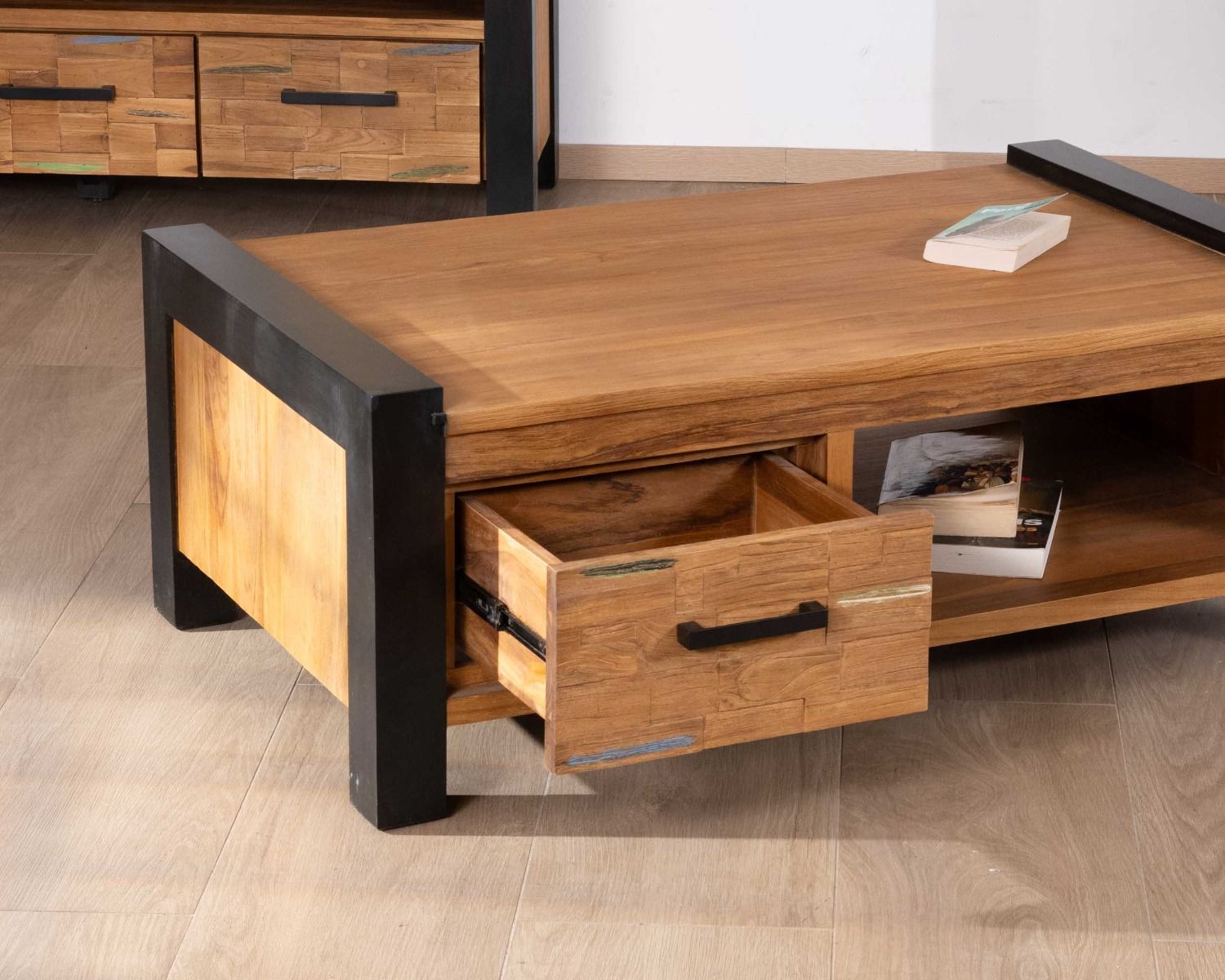 Tavolino in teak massiccio di recupero "Clarke" con cassetti