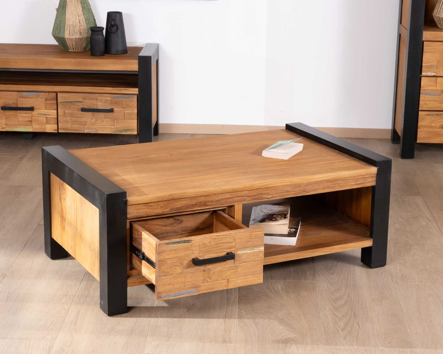 Tavolino in teak massiccio di recupero "Clarke" con cassetti