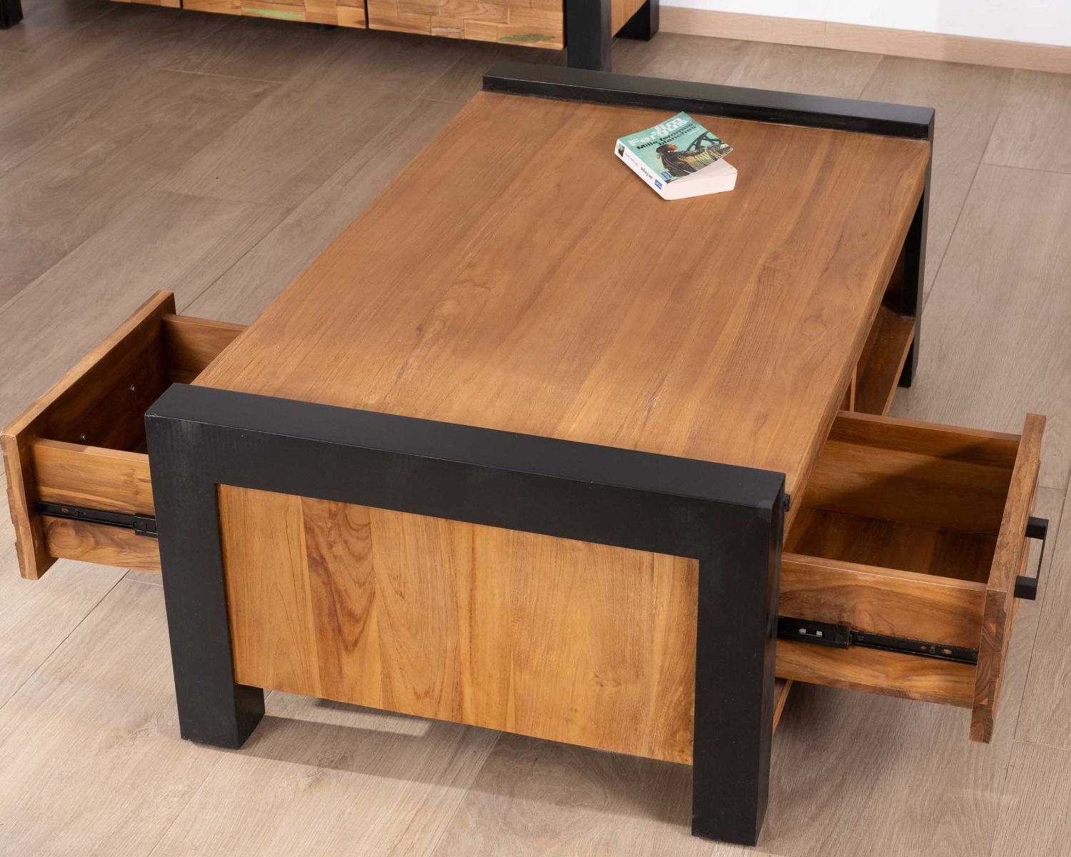 Tavolino in teak massiccio di recupero "Clarke" con cassetti