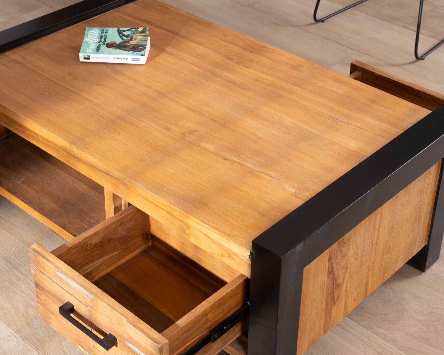 Tavolino in teak massiccio di recupero "Clarke" con cassetti