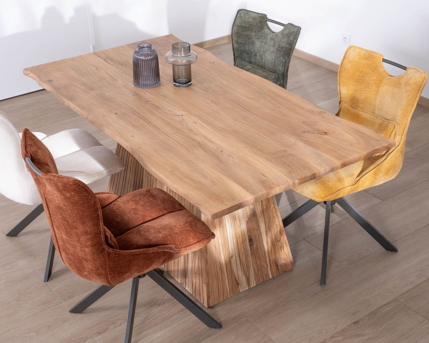 Tavolo da pranzo "Elki" da 175 cm in acacia con gamba centrale