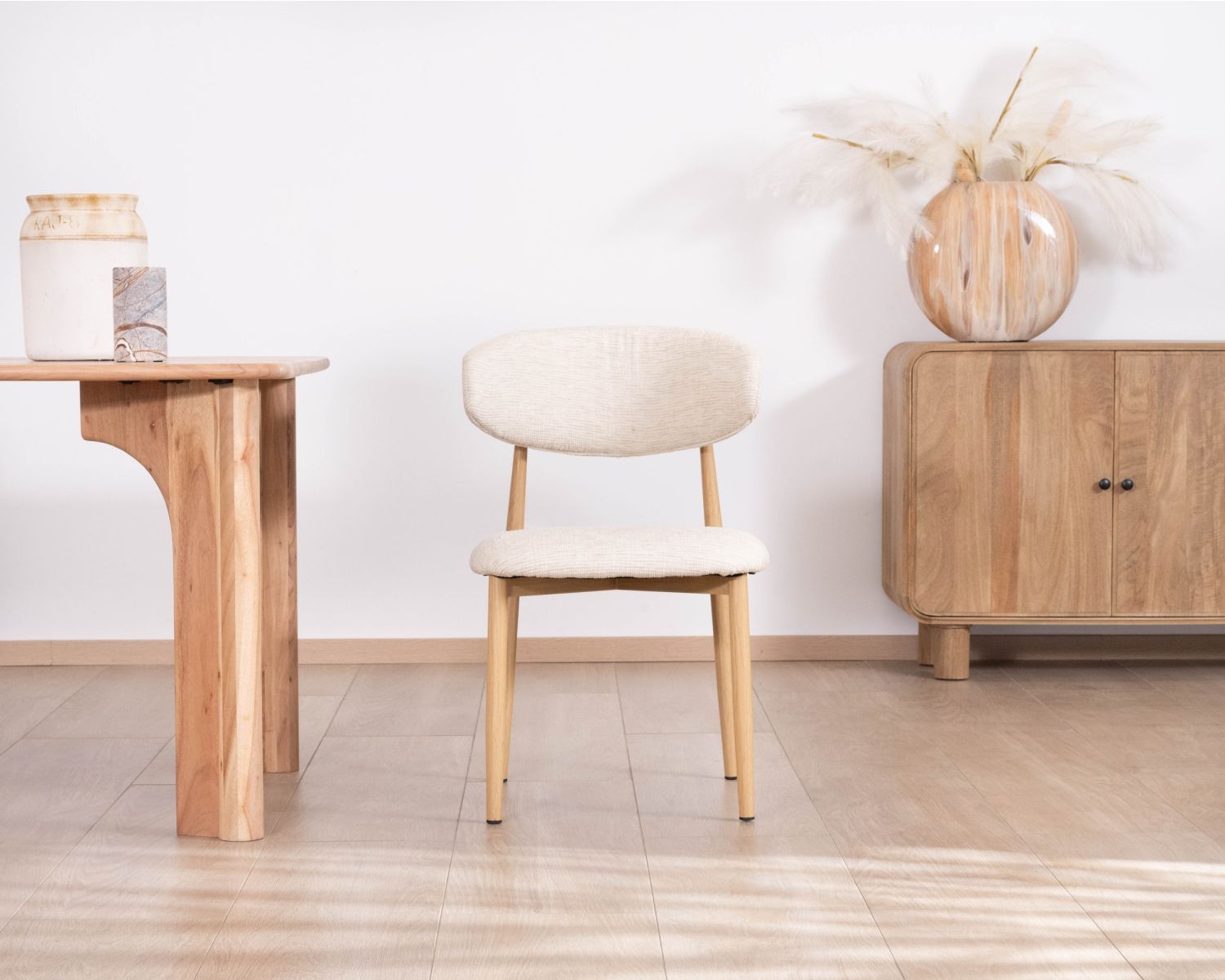 Set di 2 sedie da pranzo scandinave "Arpège" in tessuto intrecciato bianco sporco con gambe in metallo effetto legno chiaro