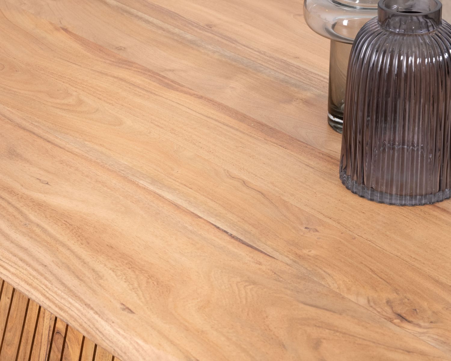 Tavolino di design "Elki" in acacia con gamba centrale