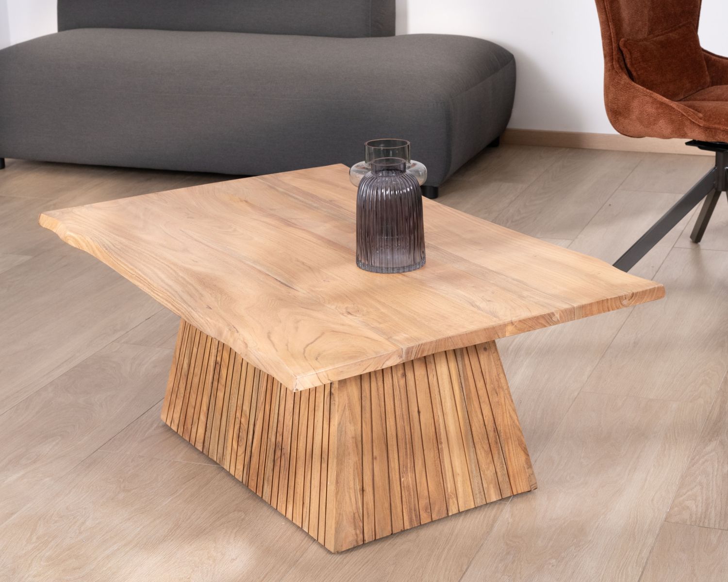 Tavolino di design "Elki" in acacia con gamba centrale