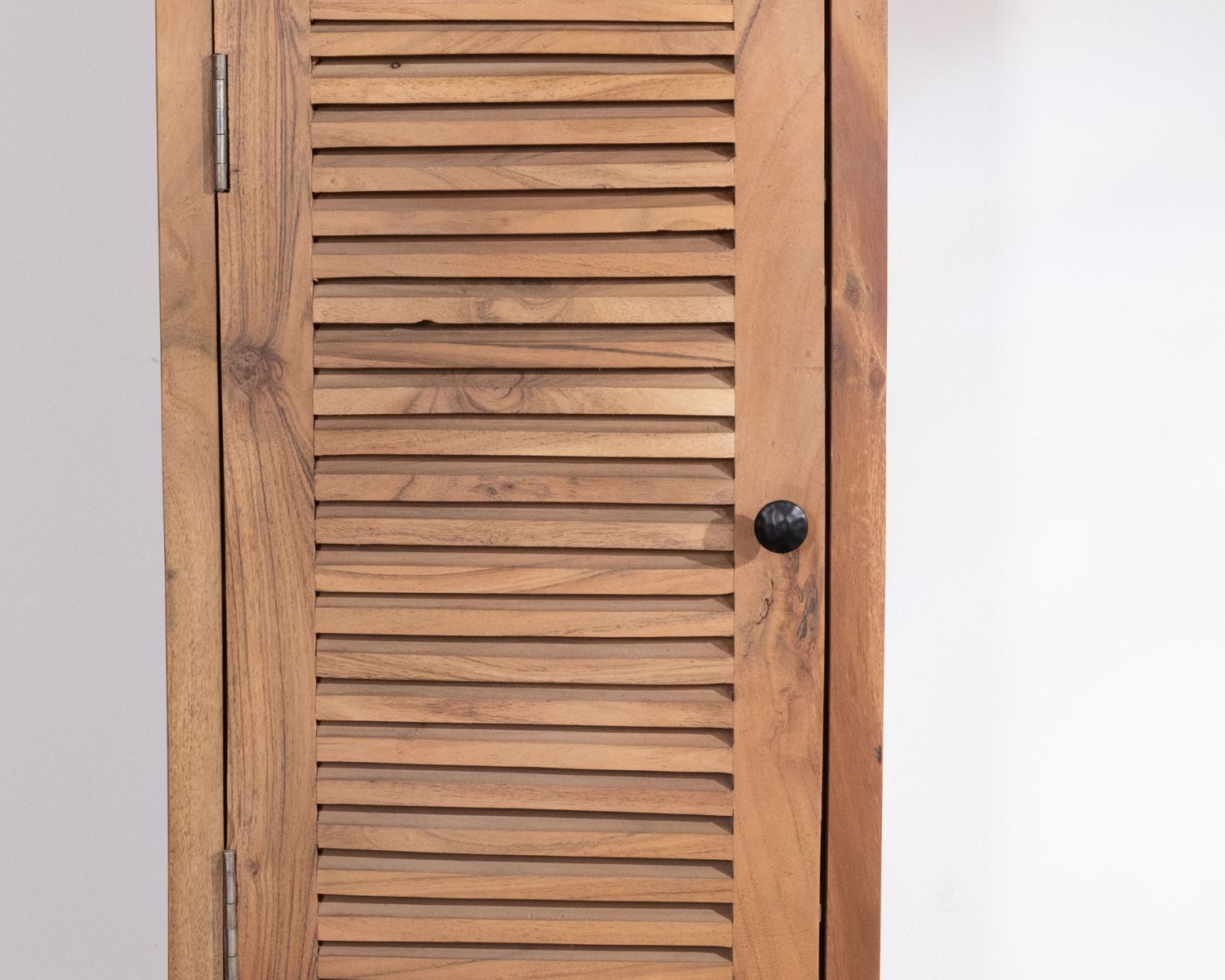 Contenitore "Conoa" con struttura a lamelle in legno di acacia