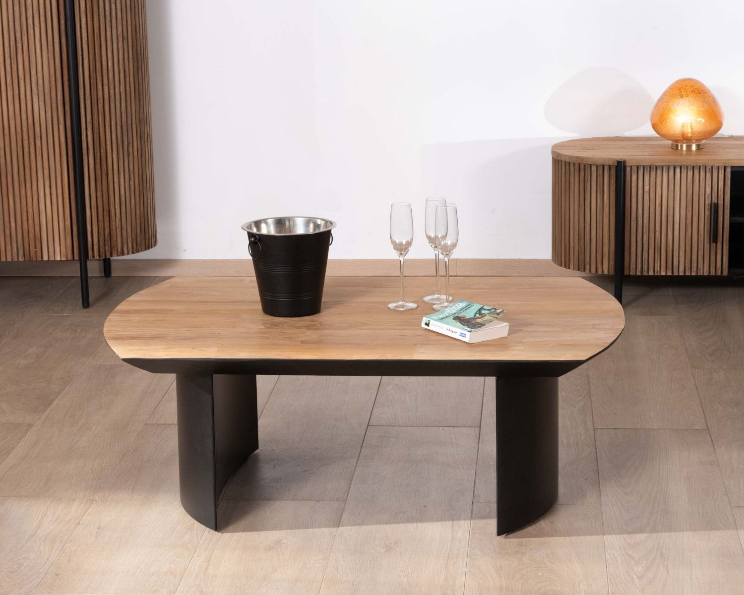 Tavolino in teak di recupero "Troms" da 120 cm con gambe a mezza sfera in metallo nero