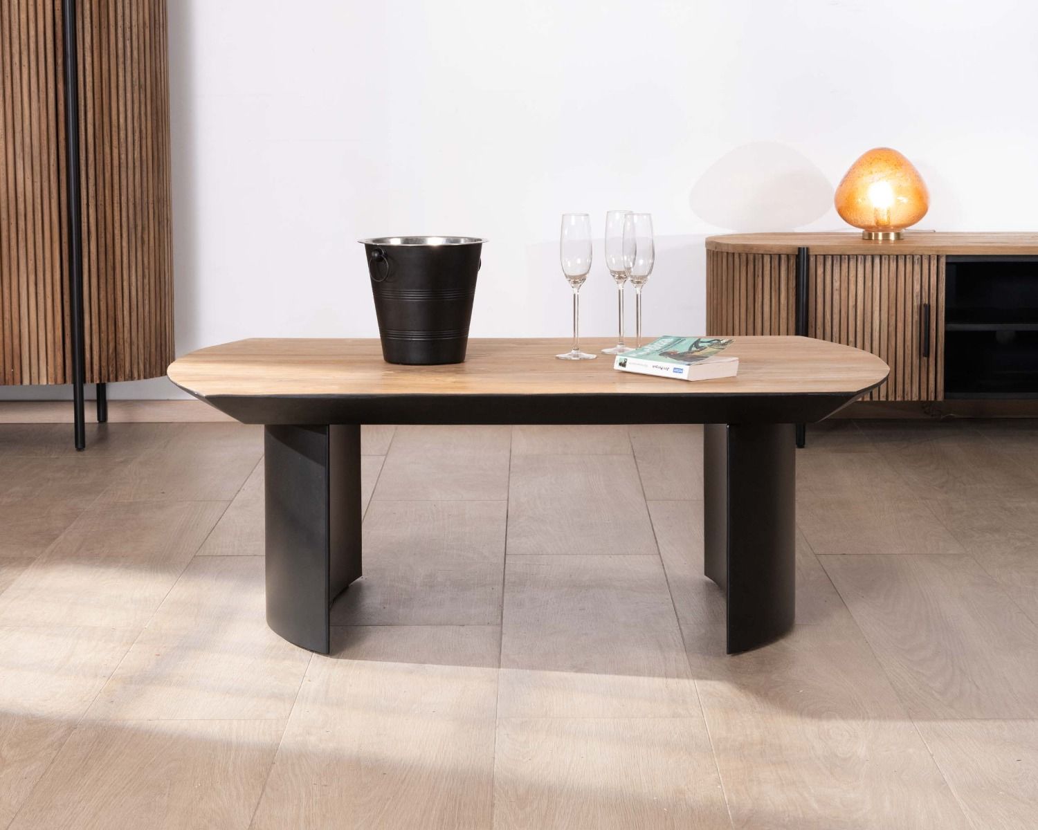 Tavolino in teak di recupero "Troms" da 120 cm con gambe a mezza sfera in metallo nero