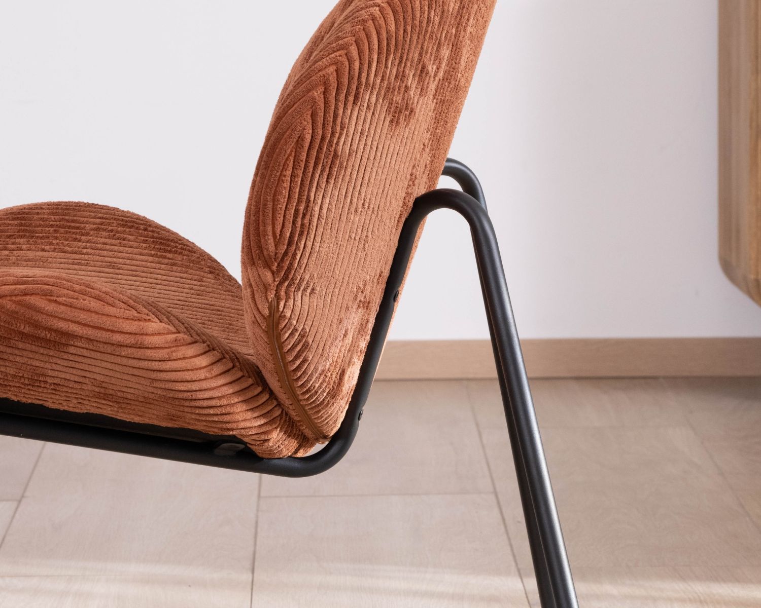 Poltrona lounge design "Sonate" in velluto a coste color ruggine