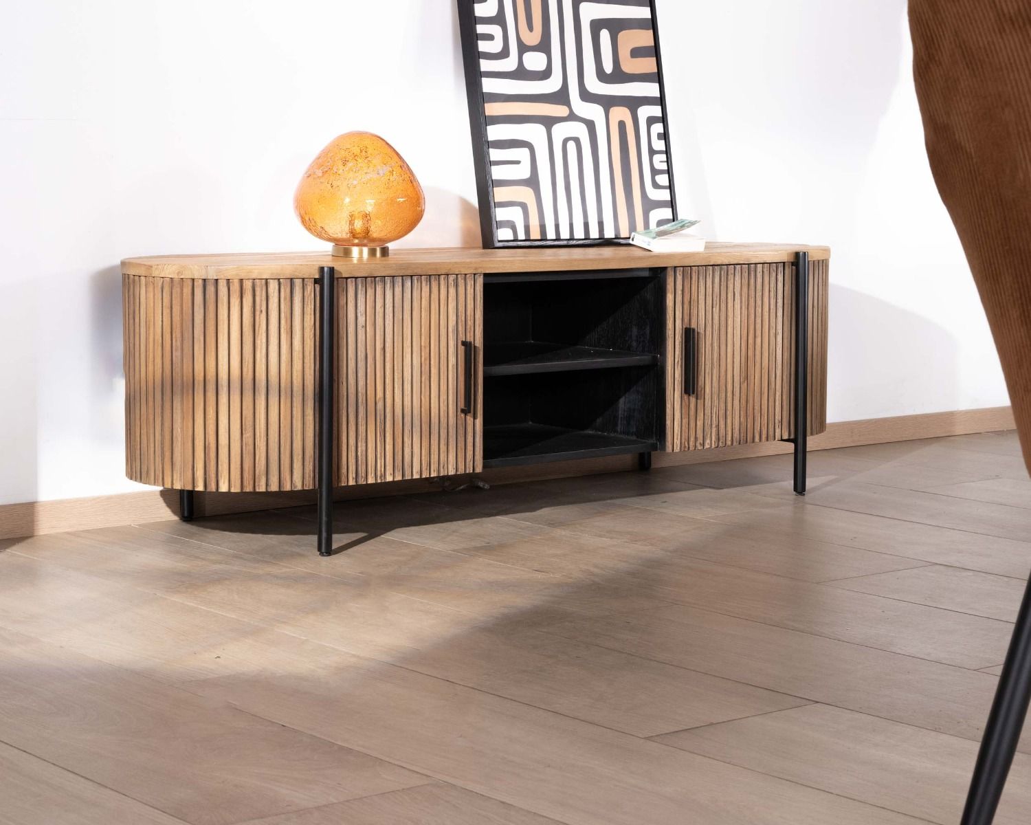 Mobile TV arrotondato "Troms" da 160 cm con frontali scanalati in teak di recupero