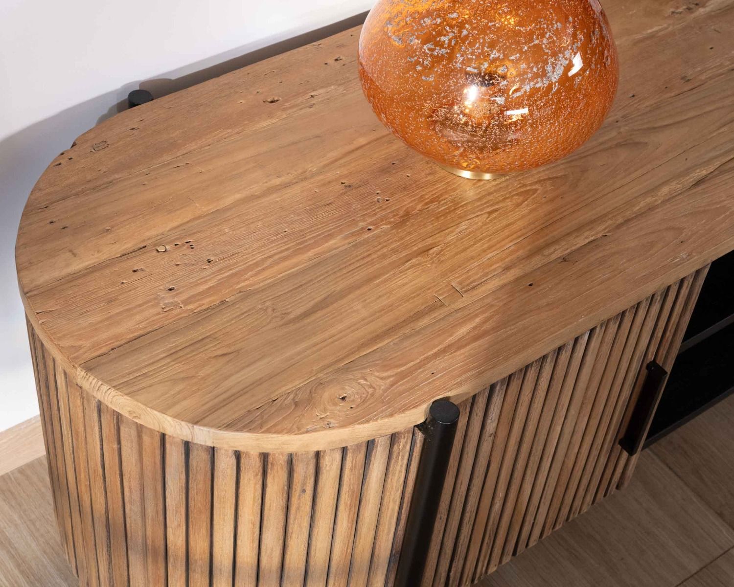 Mobile TV arrotondato "Troms" da 160 cm con frontali scanalati in teak di recupero