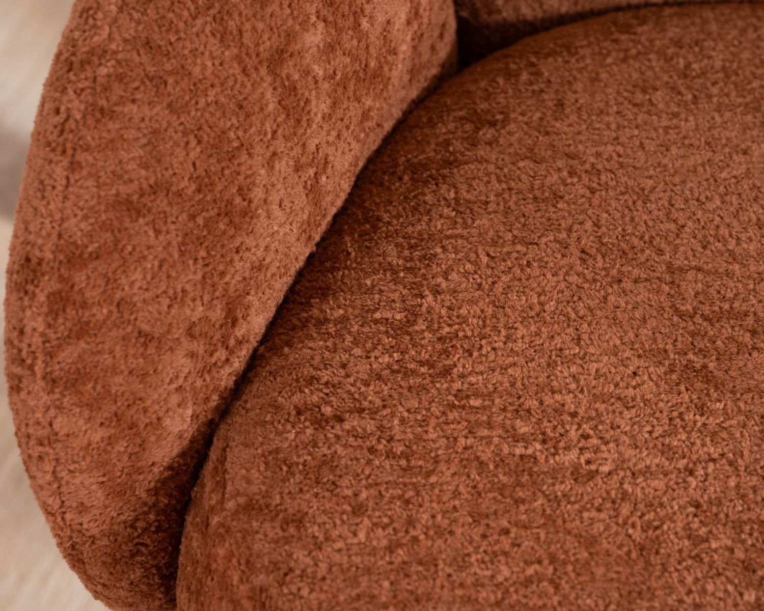 Poltrona "Luno" in stile retrò con braccioli in tessuto rame lanuginoso