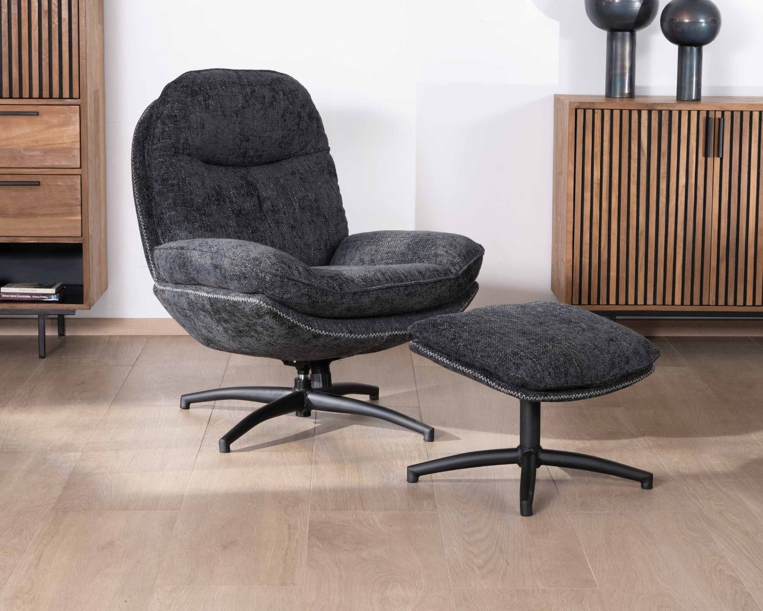Poltrona retrò "Branson" con poggiapiedi in morbido tessuto grigio antracite