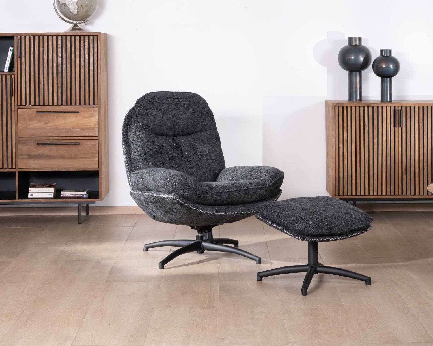Poltrona retrò "Branson" con poggiapiedi in morbido tessuto grigio antracite