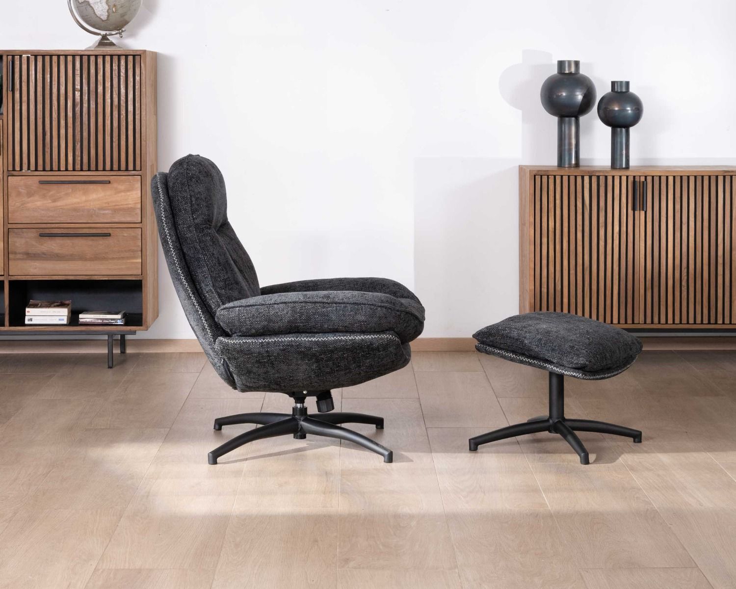 Poltrona retrò "Branson" con poggiapiedi in morbido tessuto grigio antracite