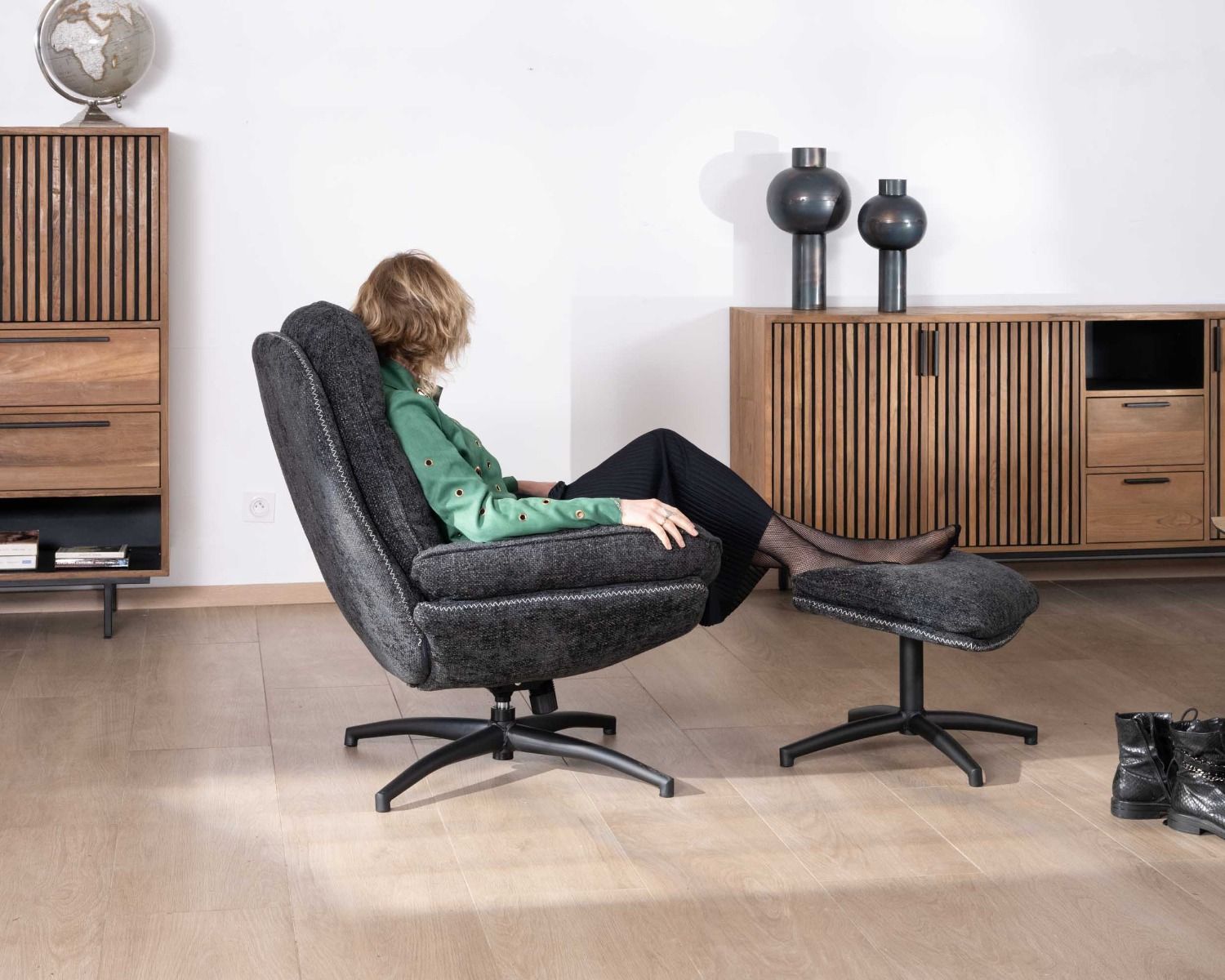 Poltrona retrò "Branson" con poggiapiedi in morbido tessuto grigio antracite