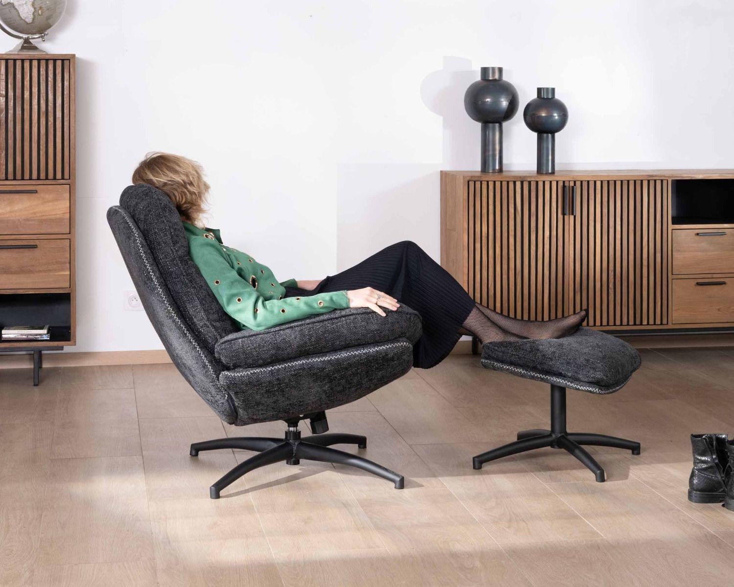 Poltrona retrò "Branson" con poggiapiedi in morbido tessuto grigio antracite
