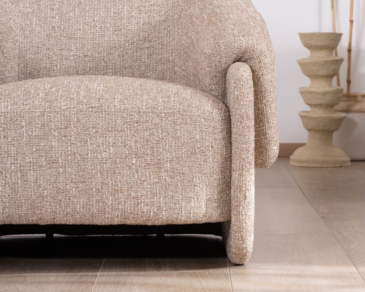 Poltrona club "Sweet Culture" rivisitata in tessuto marrone screziato dal sapore vintage contemporaneo