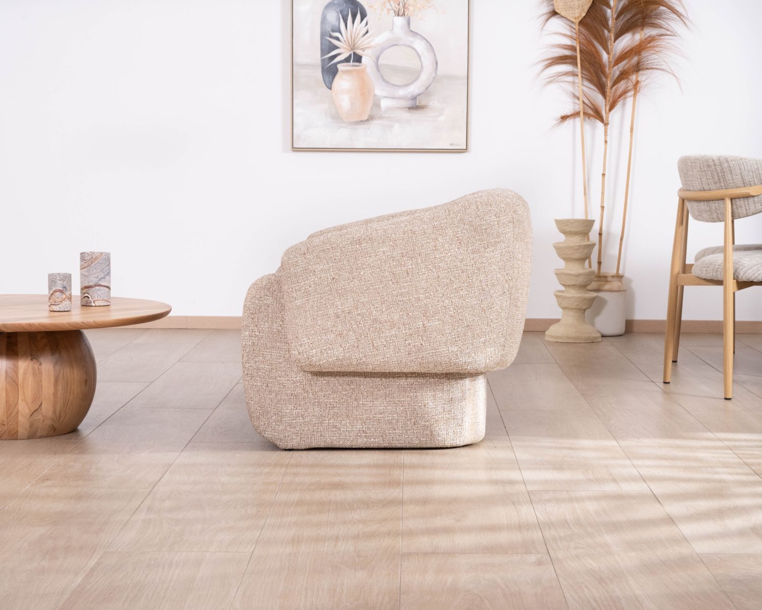 Poltrona club "Sweet Culture" rivisitata in tessuto marrone screziato dal sapore vintage contemporaneo