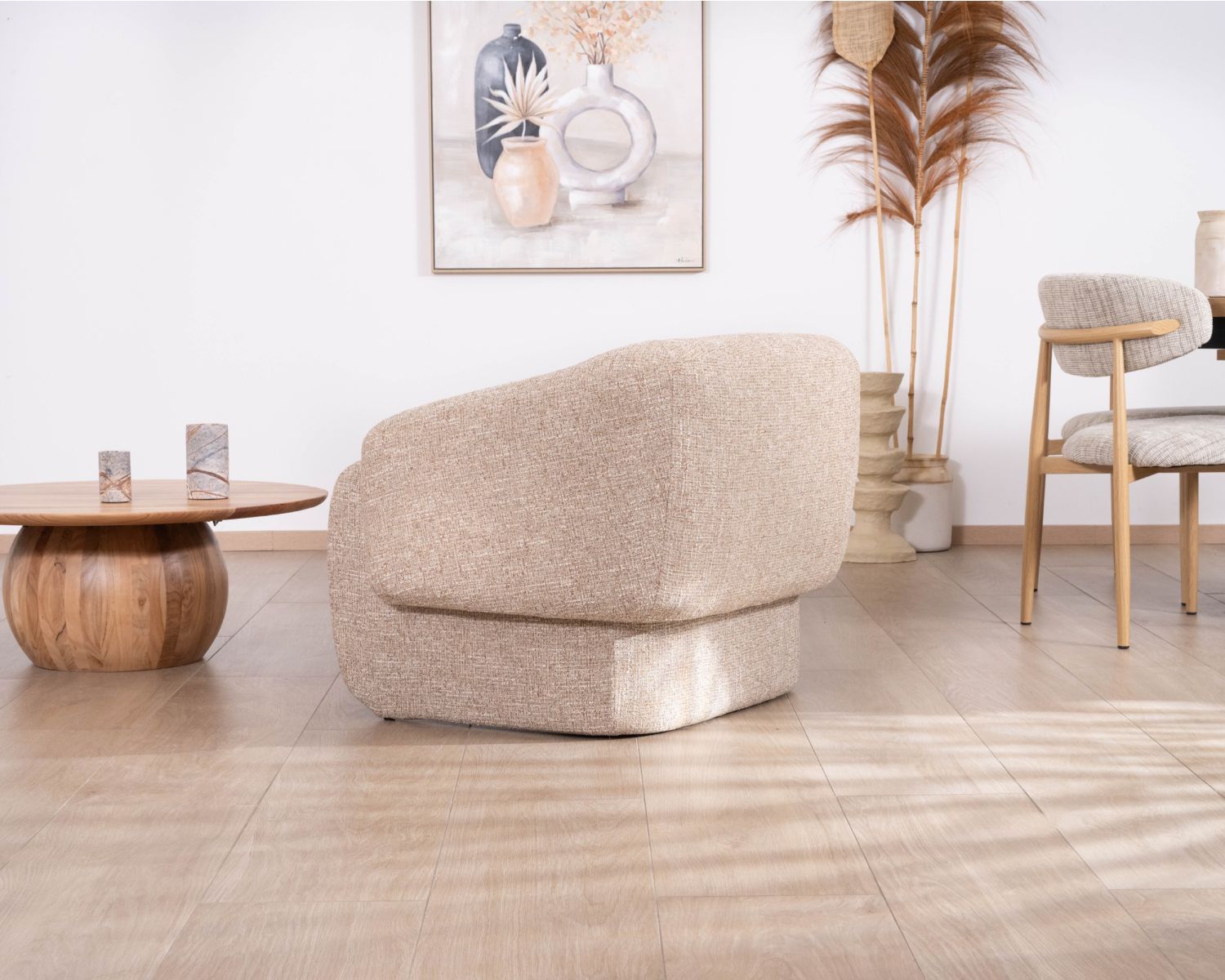 Poltrona club "Sweet Culture" rivisitata in tessuto marrone screziato dal sapore vintage contemporaneo