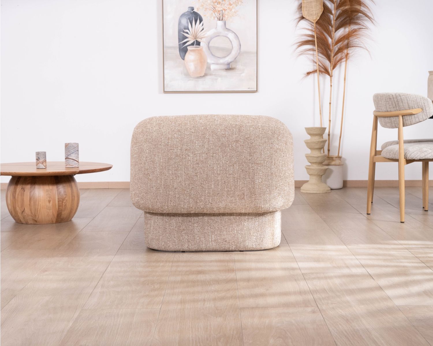 Poltrona club "Sweet Culture" rivisitata in tessuto marrone screziato dal sapore vintage contemporaneo