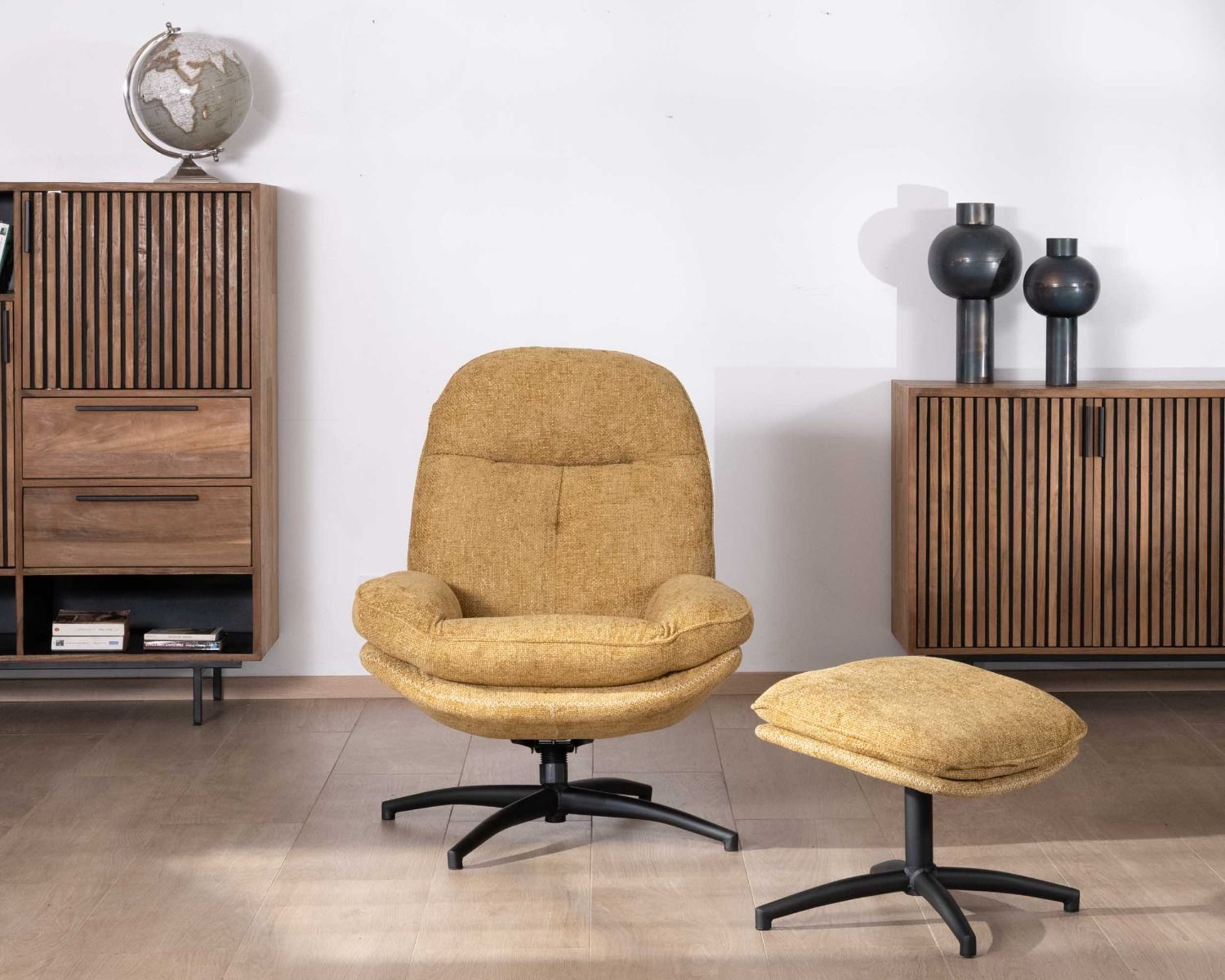 Poltrona vintage con poggiapiedi modulare in tessuto giallo "Branson