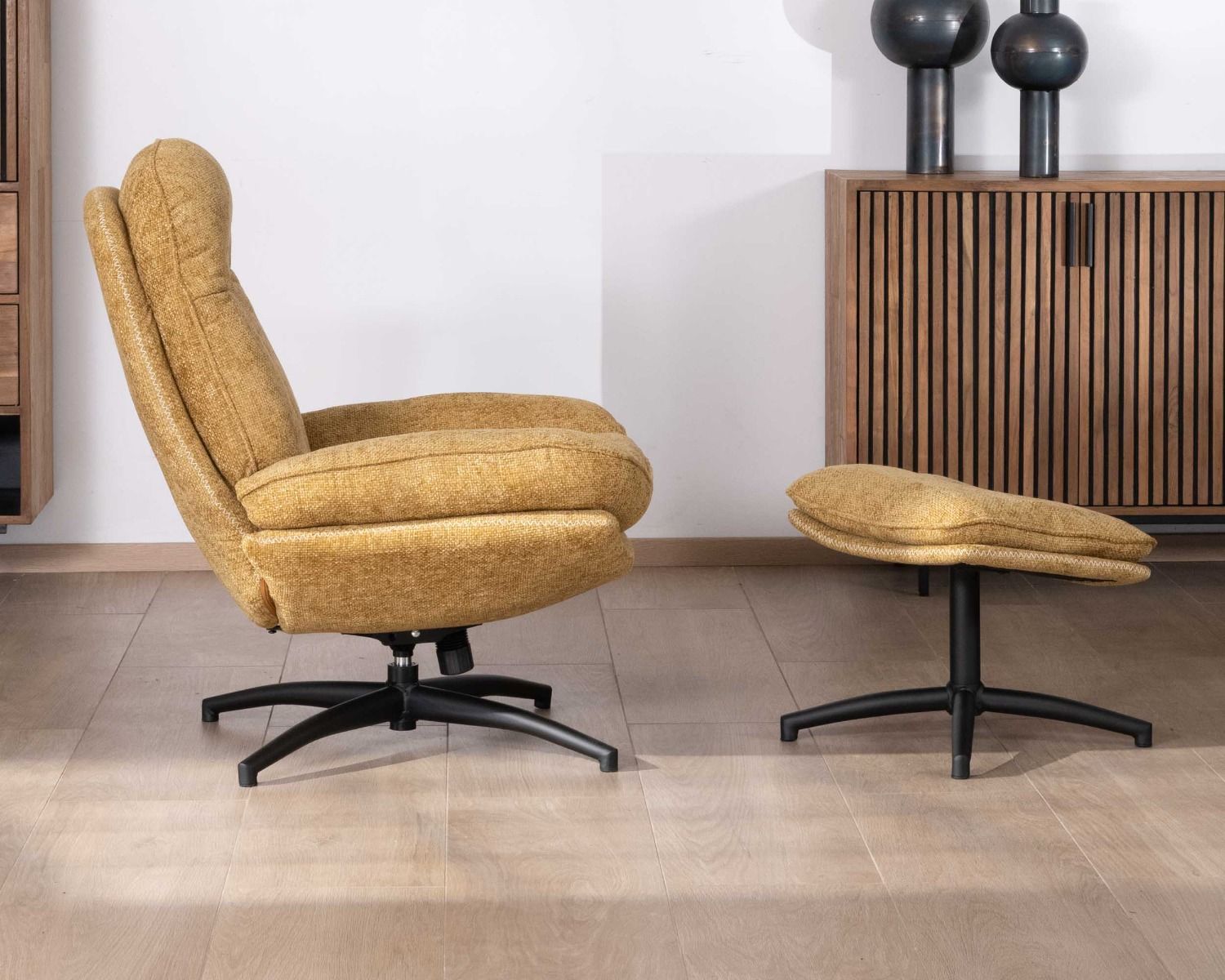 Poltrona vintage con poggiapiedi modulare in tessuto giallo "Branson