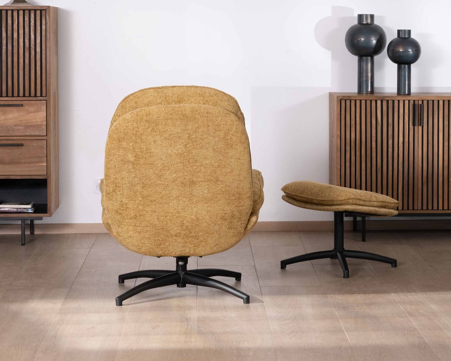 Poltrona vintage con poggiapiedi modulare in tessuto giallo "Branson