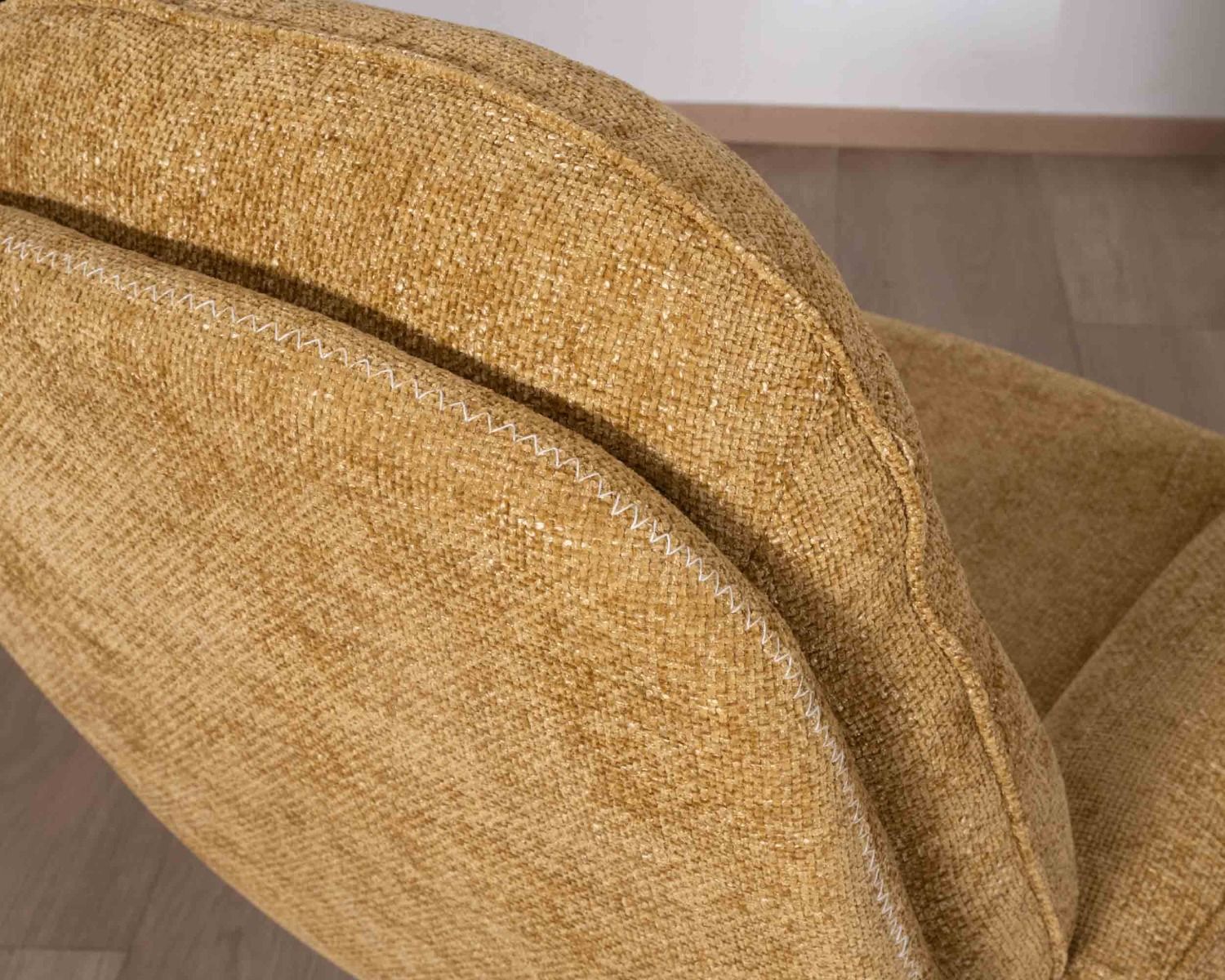 Poltrona vintage con poggiapiedi modulare in tessuto giallo "Branson